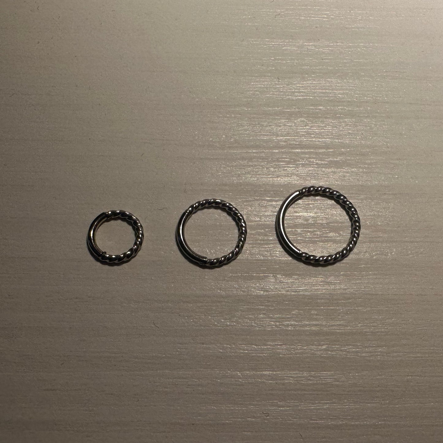 Mono-orecchini a cerchio torchon 1,2