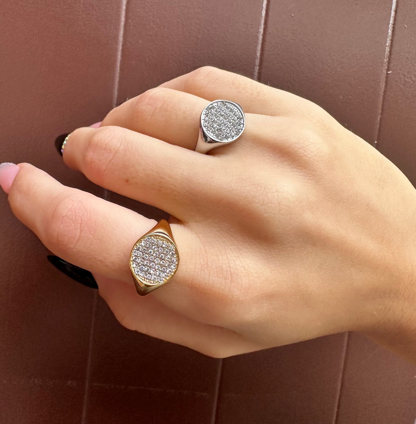Anello chevalier tondo con zirconi