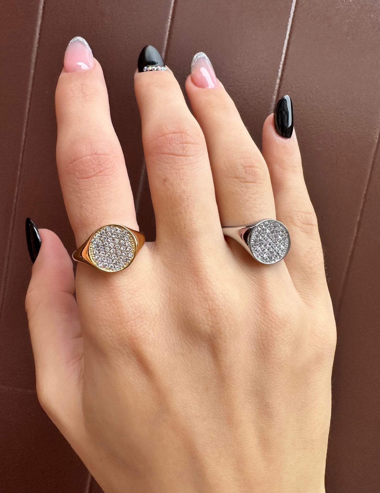 Anello chevalier tondo con zirconi