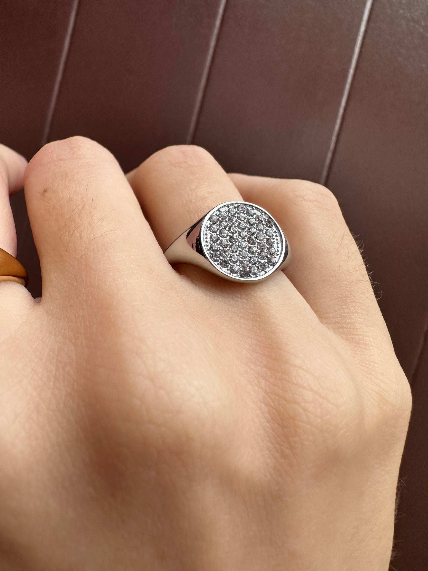 Anello chevalier tondo con zirconi