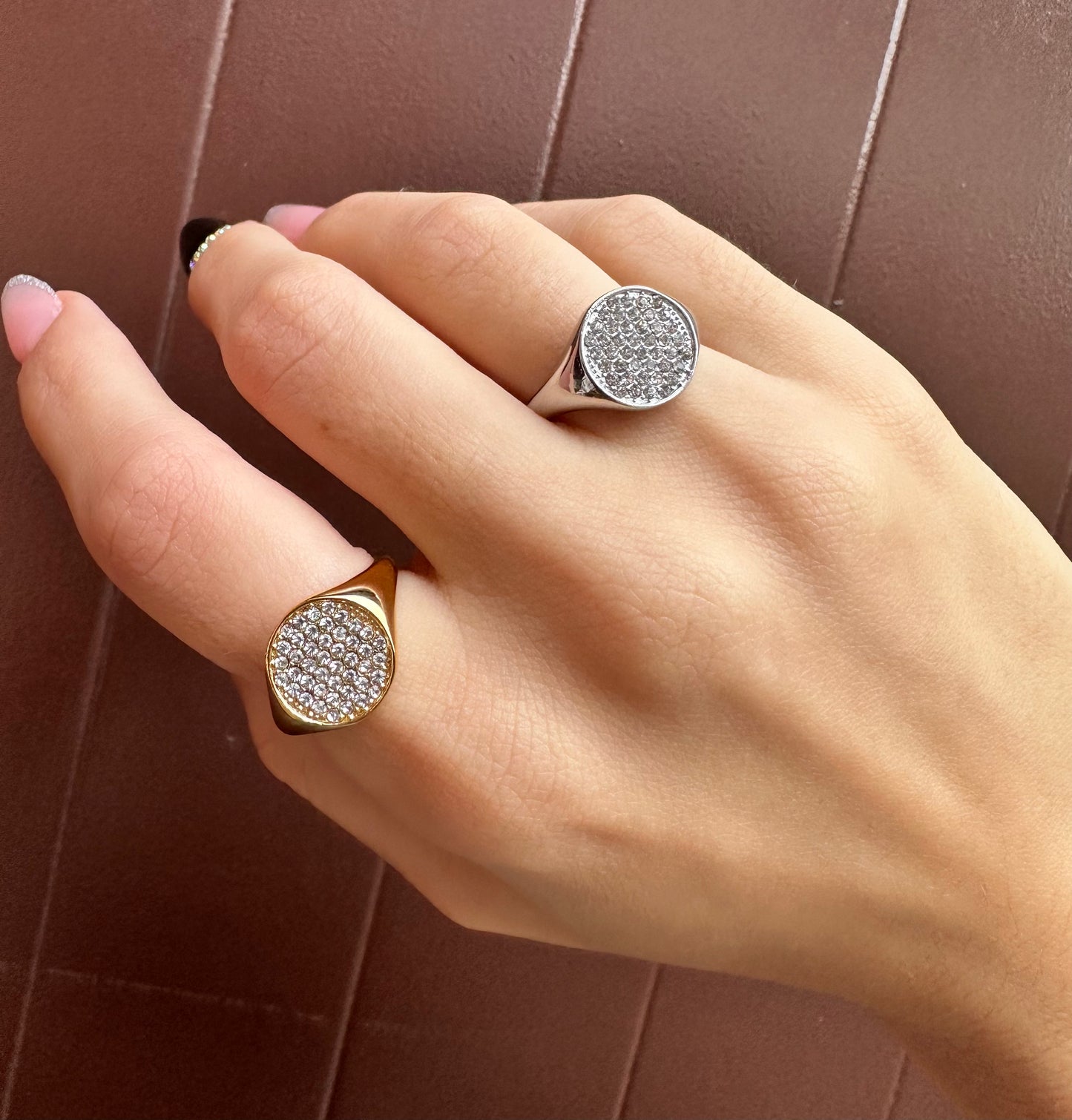 Anello chevalier tondo con zirconi