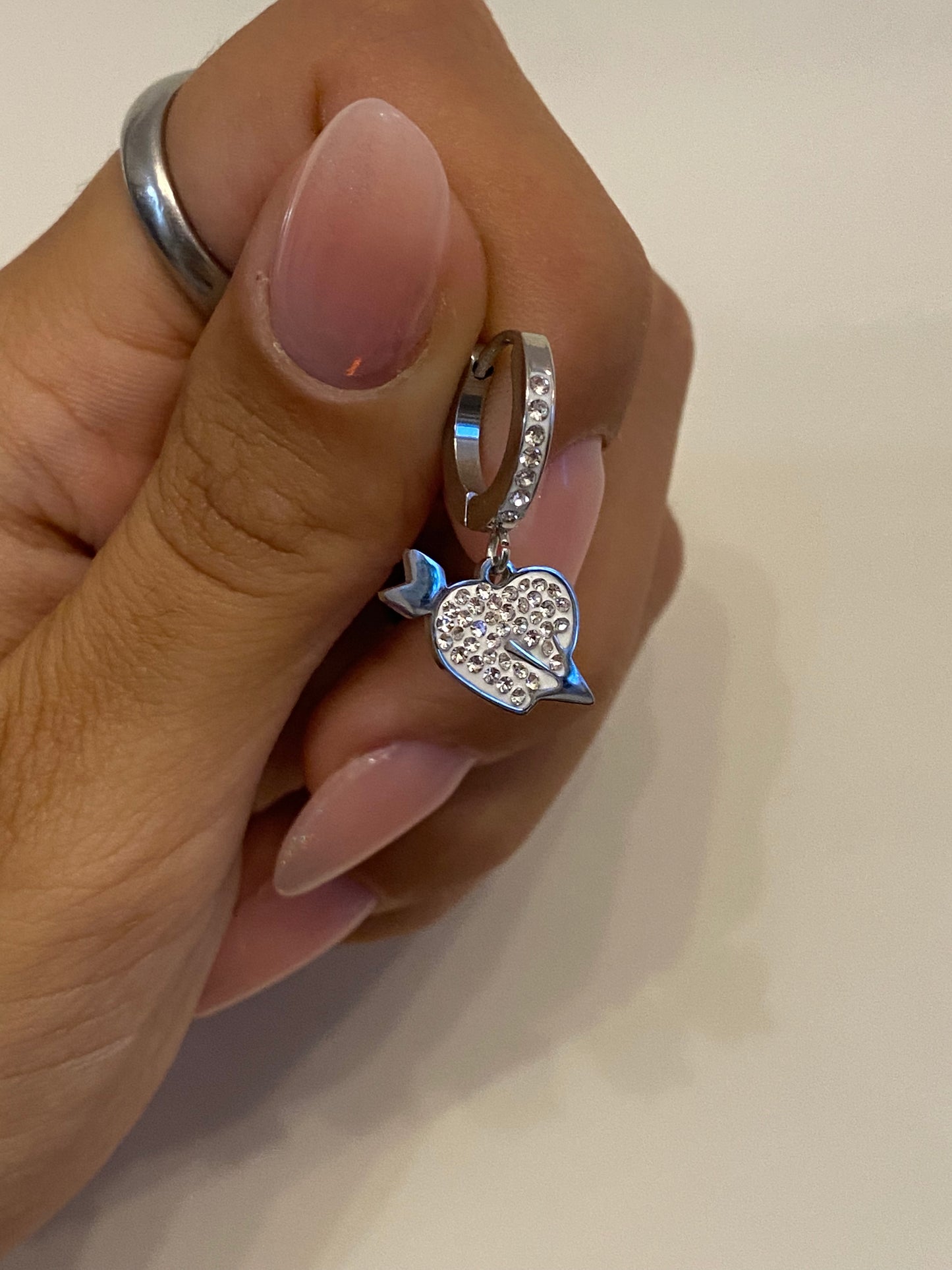 Mono-orecchini Cuore con freccia strass