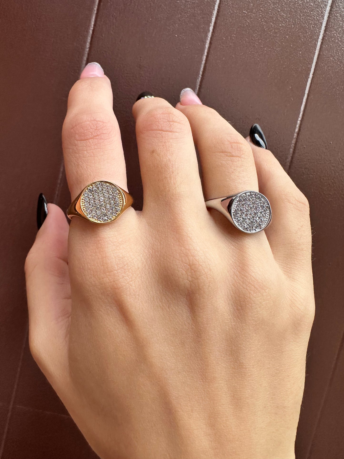 Anello chevalier tondo con zirconi