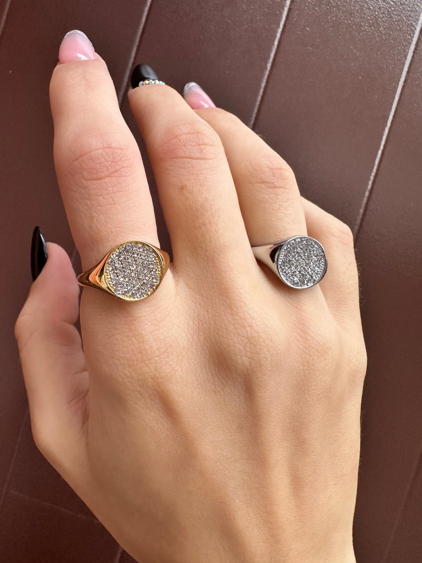 Anello chevalier tondo con zirconi