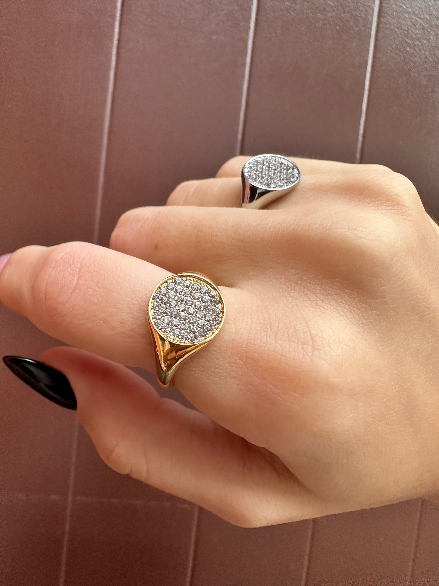 Anello chevalier tondo con zirconi
