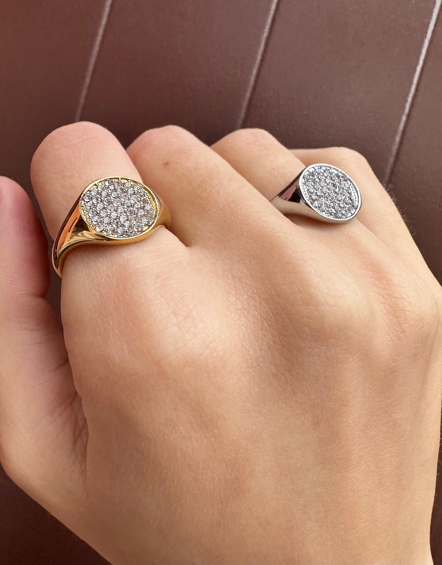 Anello chevalier tondo con zirconi