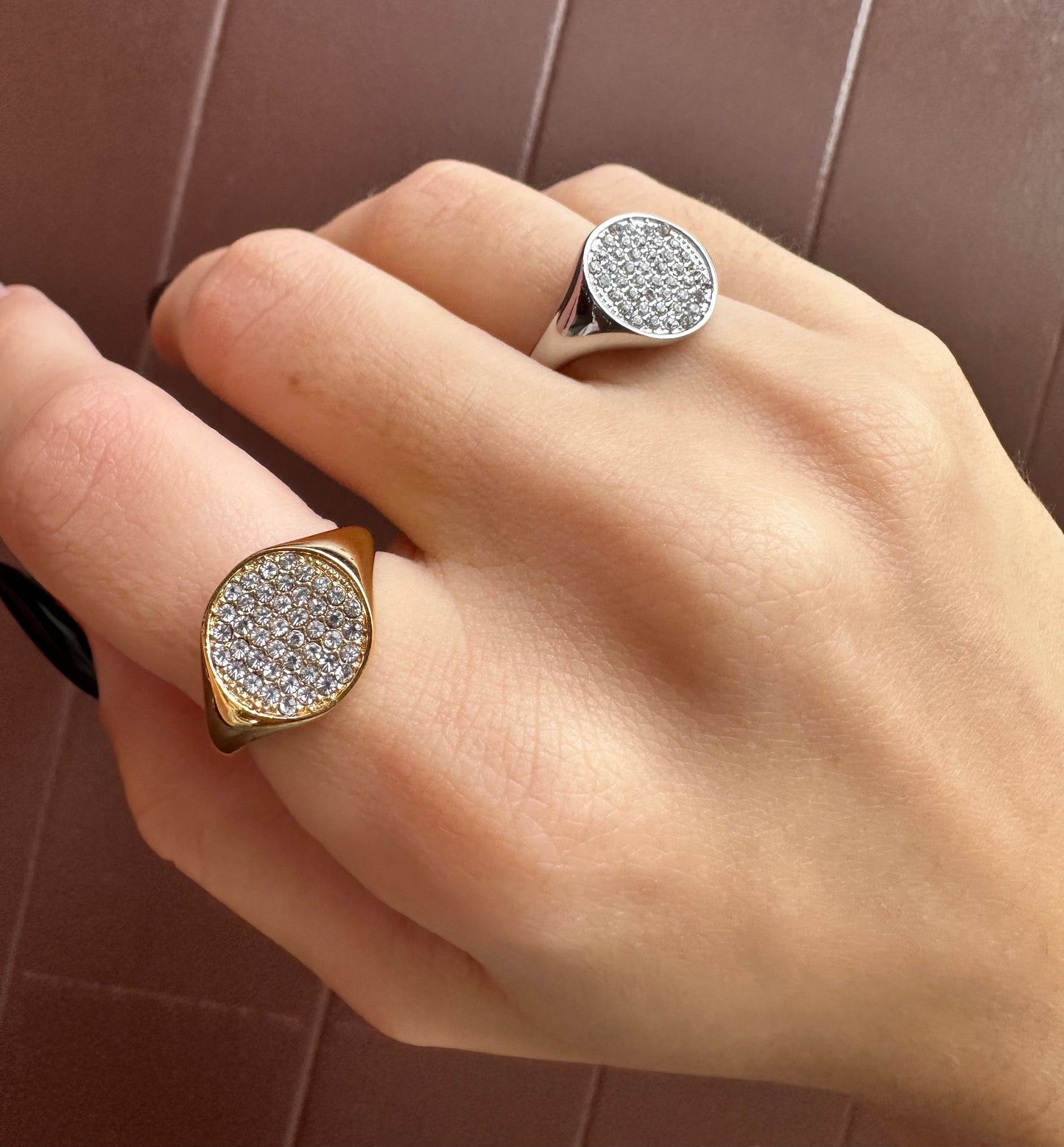 Anello chevalier tondo con zirconi