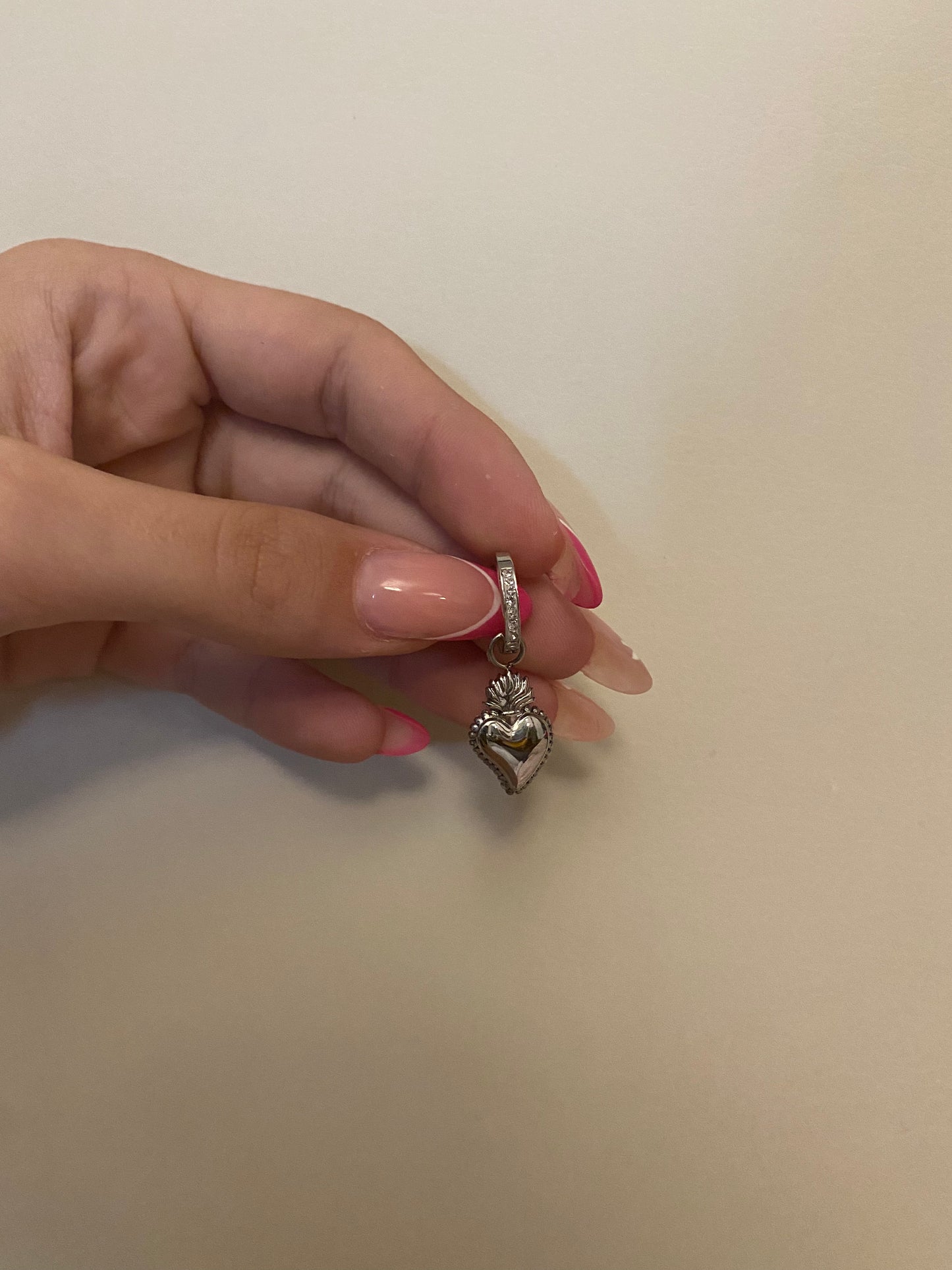 Mono-orecchini Cuore sacro strass