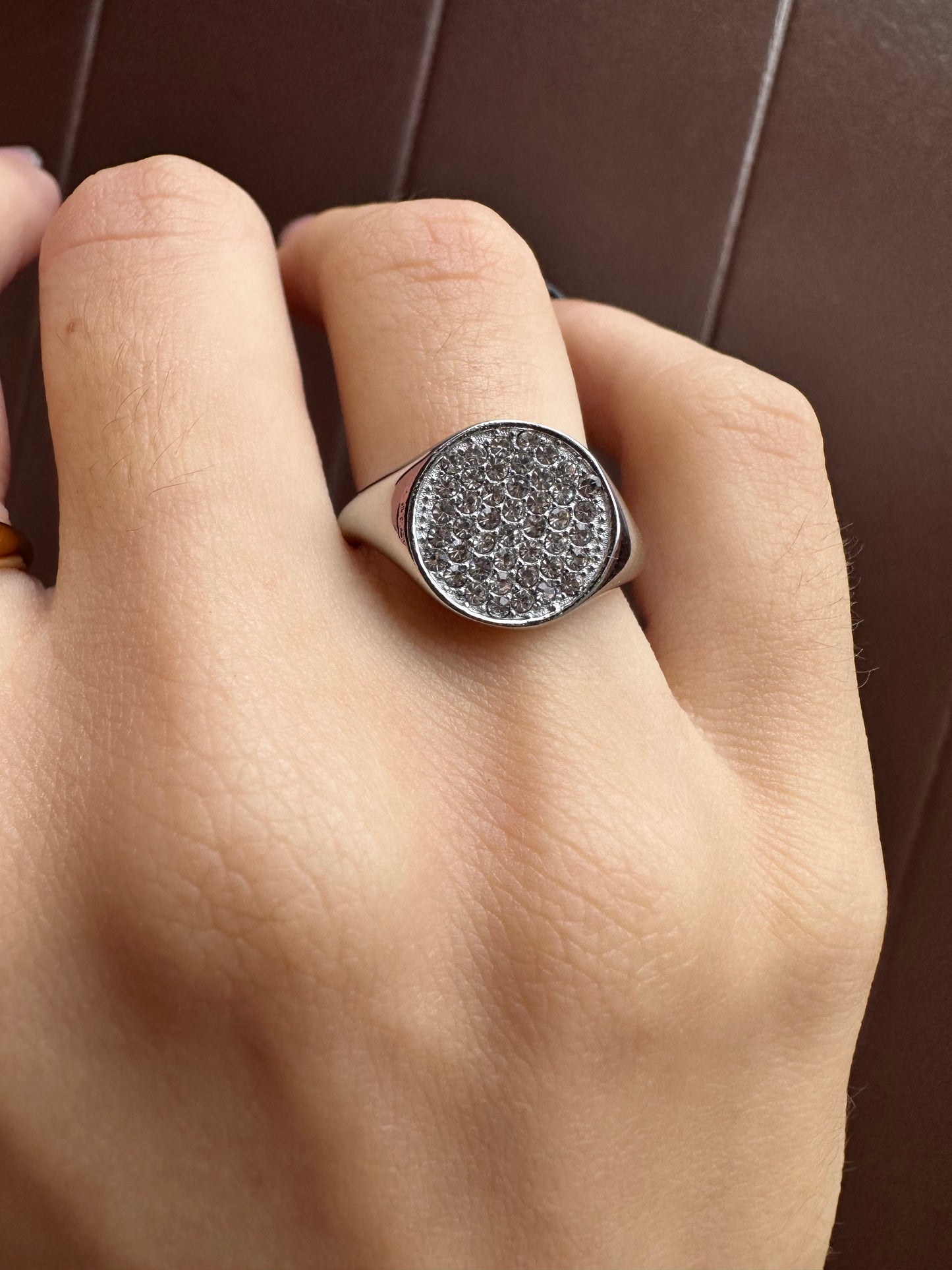 Anello chevalier tondo con zirconi