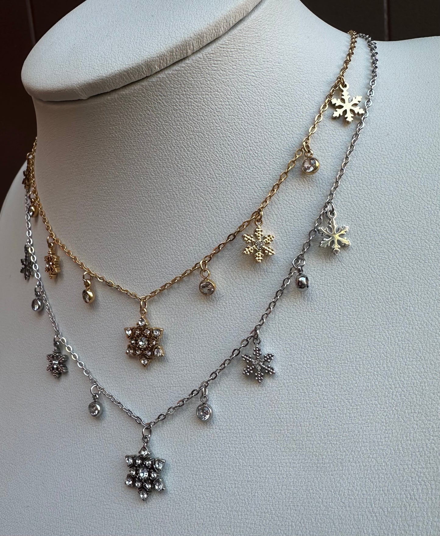 Parure Con Girocollo E Orecchini Coordinati In Cotone Grigio E Perl Nere Fatti A Chiacchierino Parure Con Girocollo E Orecchini Coordinati In Cotone Grigio E Perl Nere Fatti A Chiacchierino